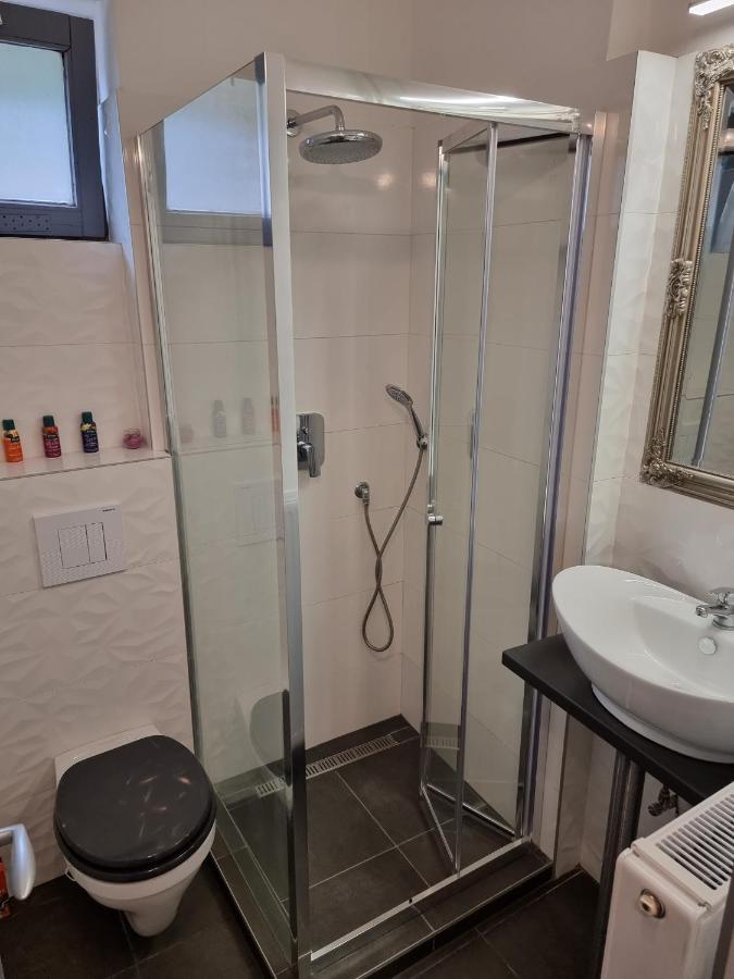 Apartmanhaz 2-6 Fonek Apartment Печ Екстериор снимка